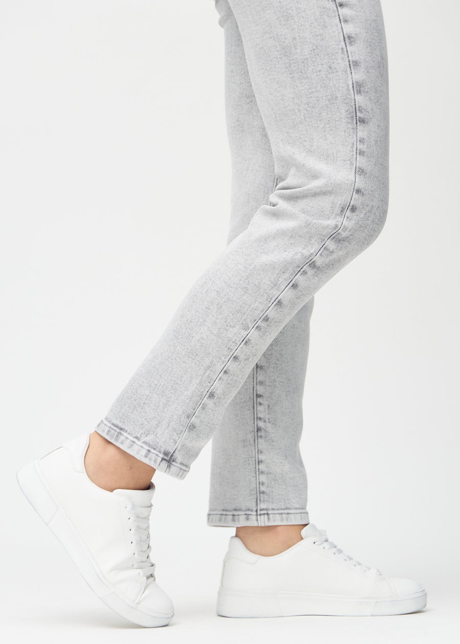 Regular jeans for women in light grey, color Ashes. Close-up at the ankles on a model, showing the straight leg openings.