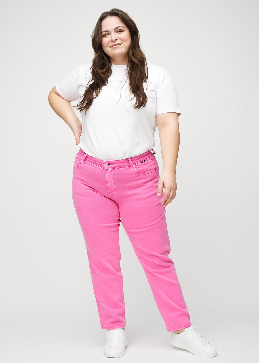 Regular jeans for women in light pink, color Flamingos. Full-length view of a plus-size model wearing the jeans.
