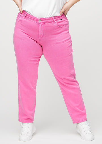 Regular jeans for women in light pink, color Flamingos. Front view on a plus-size model, showing the classic straight-leg fit.