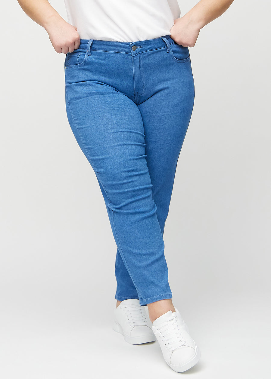 Regular jeans for women in blue, color Geraniums. Front view on a plus-size model, showing the classic straight-leg fit.
