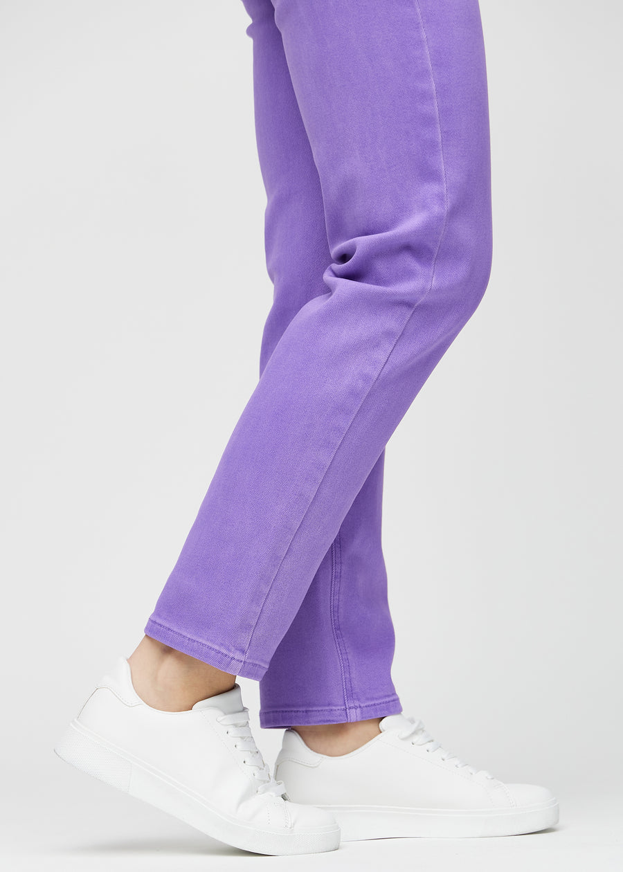 Regular jeans for women in purple, color Lavenders. Close-up at the ankles on a model, showing the straight leg openings.