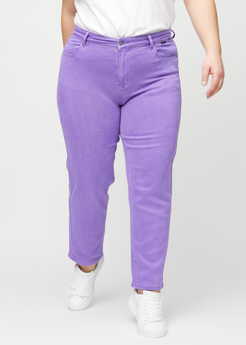 Regular jeans for women in purple, color Lavenders. Front view on a plus-size model, showing the classic straight-leg fit.