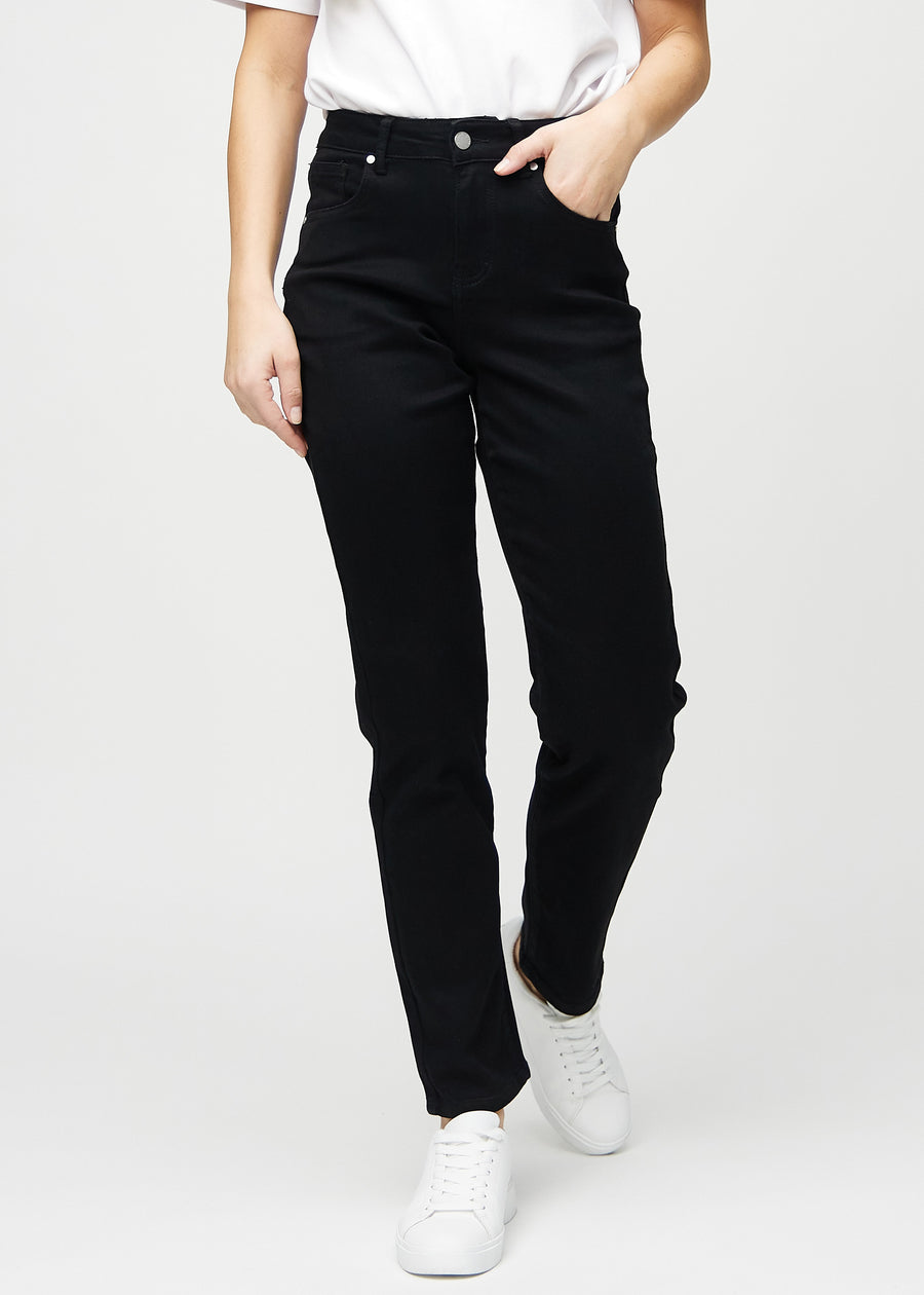 Black regular jeans, model name Ravens, which go straight down the leg, seen from the front.