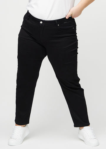 Black regular jeans, model name Ravens, which go straight down the leg on a plus-size model, seen from the front.