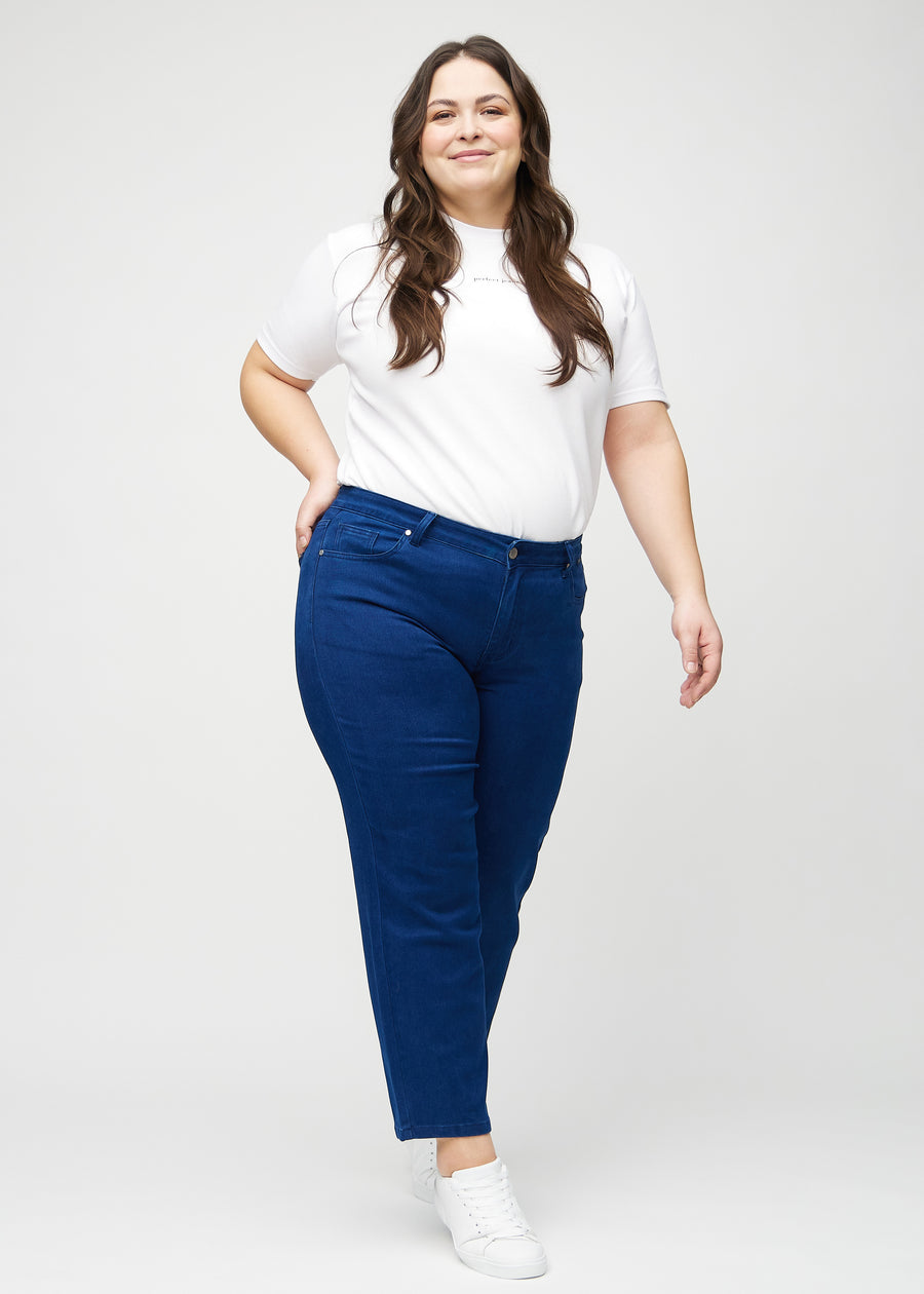 Regular jeans for women in dark blue, color Royals. Full-length view of a plus-size model wearing the jeans.