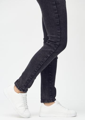 Regular jeans for women in dark grey, color Shadows. Close-up at the ankles on a model, showing the straight leg openings.
