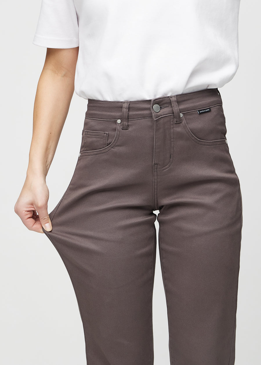 Regular jeans for women in grey-brown, color Thunders. A model stretches the fabric at the thigh to show its stretch.