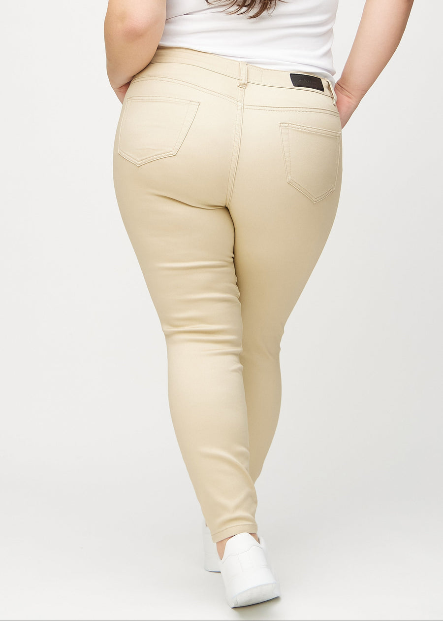 Skinny jeans for women in beige, color Gazelles. Back view on a plus-size model, showing the overall fit.