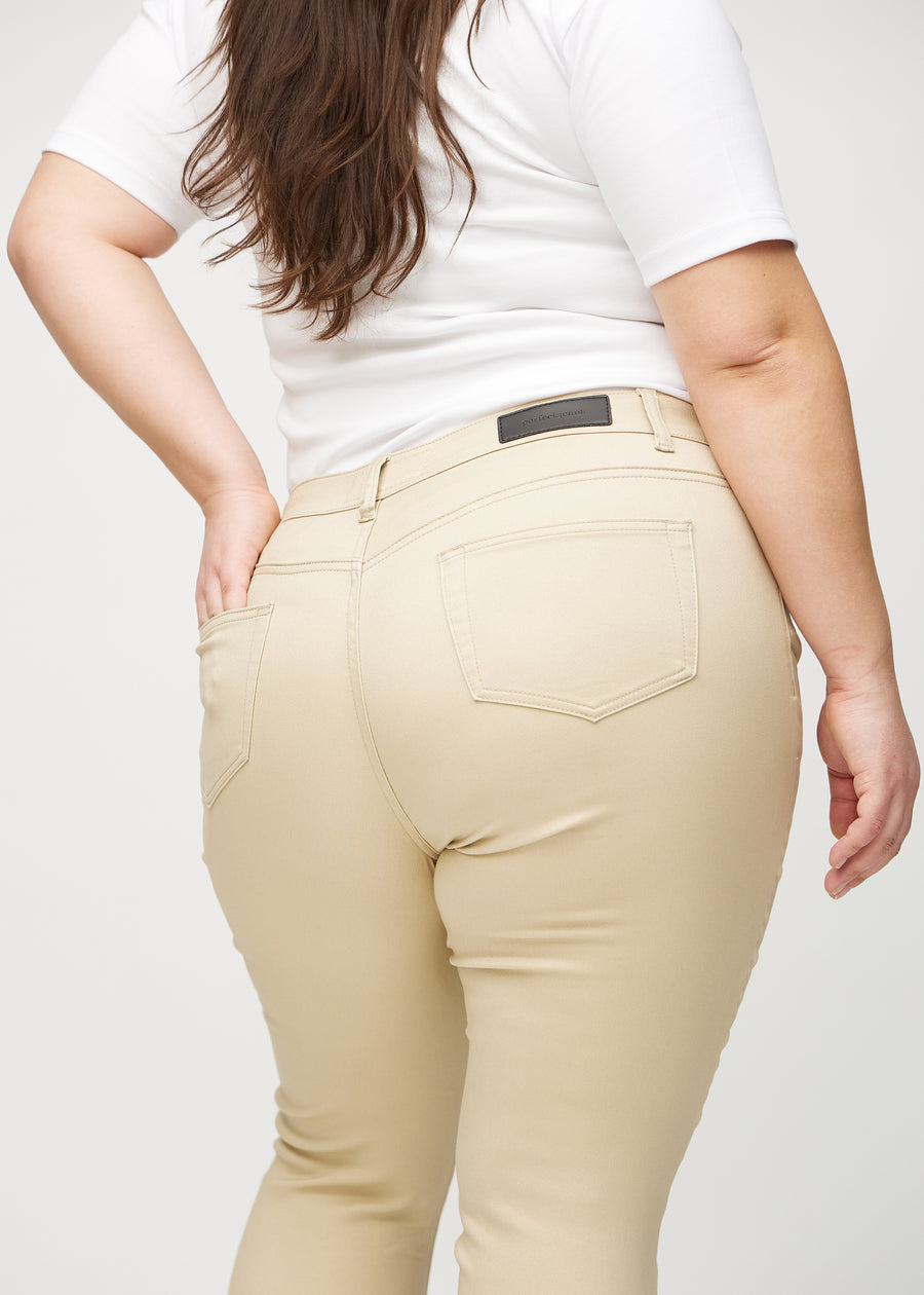 Skinny jeans for women in beige, color Gazelles. Close-up back view on a plus-size model, showing the details.