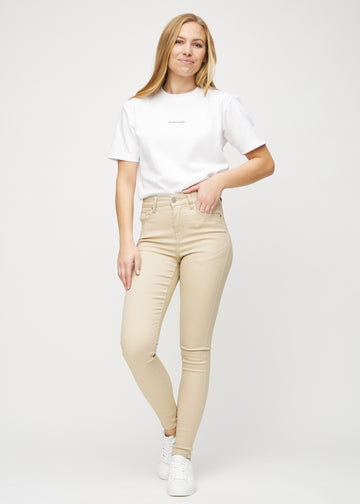 Skinny jeans for women in beige, color Gazelles. Full-length view of a model wearing the jeans.