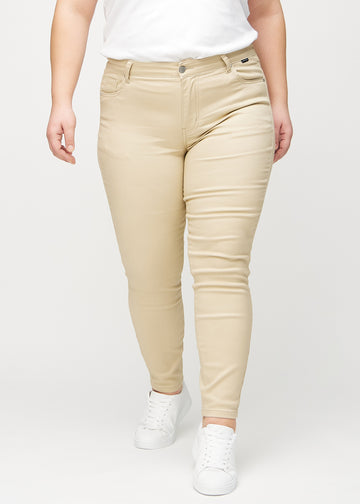 Skinny jeans for women in beige, color Gazelles. Front view on a plus-size model, showing the close fit through the legs.