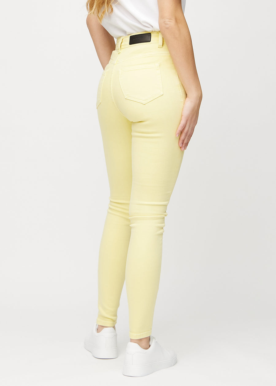 Skinny jeans for women in light yellow, color Lemonades. Back view on a model, showing the full fit.