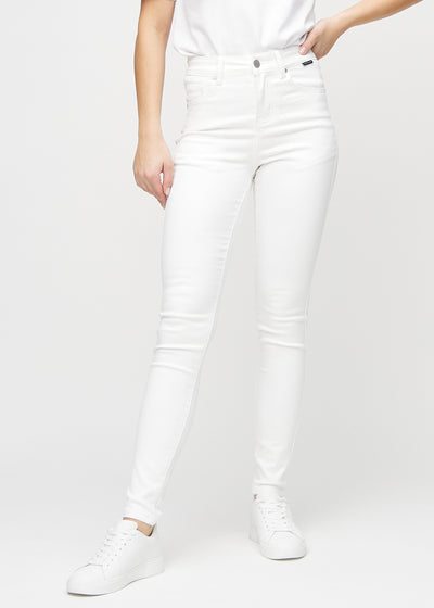 White skinny jeans, model name Marguerites, which fit closely to the leg, seen from the front.