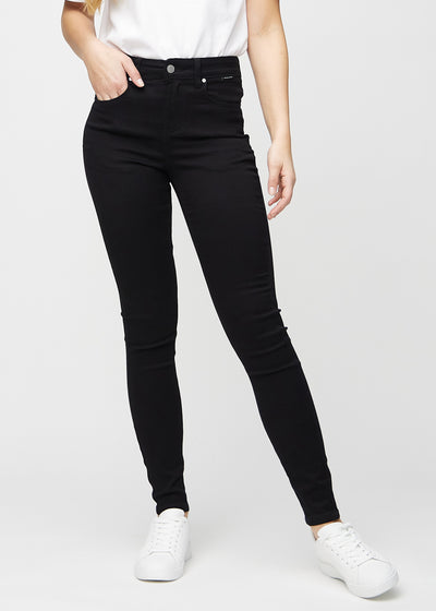 Black skinny jeans, model name Ravens, with a close fit through the leg, seen from the front.
