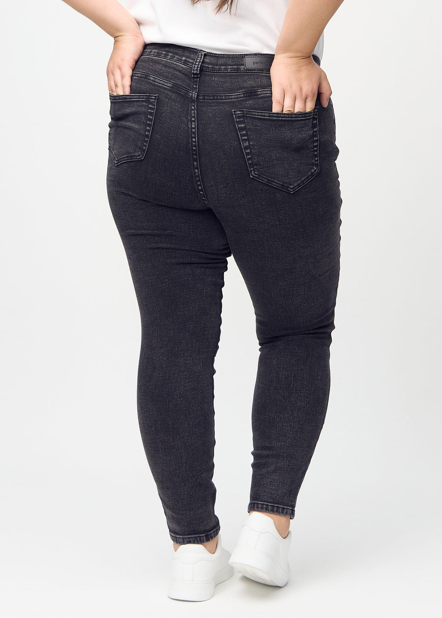 Skinny jeans for women in dark grey, color Shadows. Back view on a plus-size model, showing the full fit.