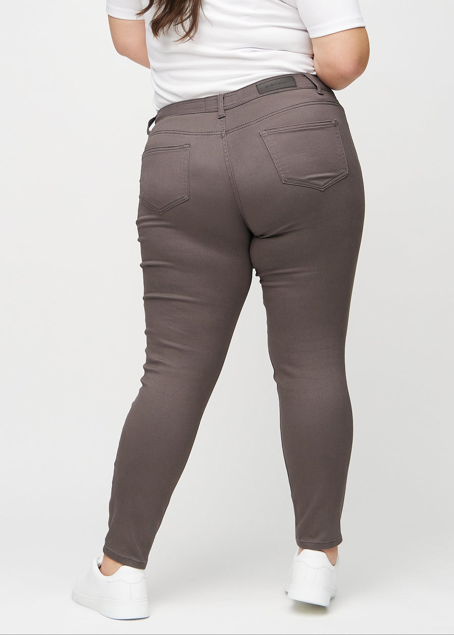 Skinny jeans for women in grey brown, color Thunders. Back view on a plus-size model, showing the full fit.