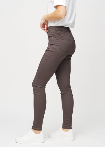 Skinny jeans for women in grey brown, color Thunders. Side view on a model.