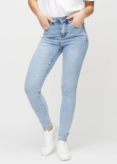 Skinny jeans for women in light blue, color Waves. Front view on a model, showing the close fit through the legs.