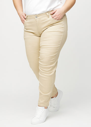 Slim jeans for women in beige, color Gazelles. Front view on a plus-size model, showing a close fit through the leg with a little more room at the ankle.