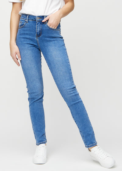 Denim slim jeans, model name Rivers, which fits close to the leg, but is slightly looser at the ankle, seen from the front.