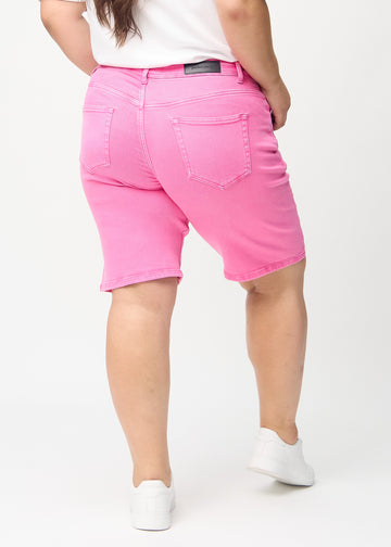 Light pink regular middle shorts seen from the back on a plus-size model, so the full product can be seen.