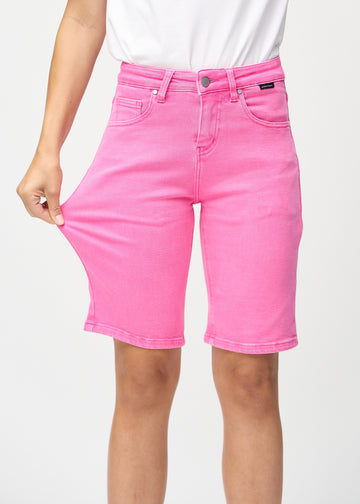 The model stretches the shorts at the thigh to show the stretch.