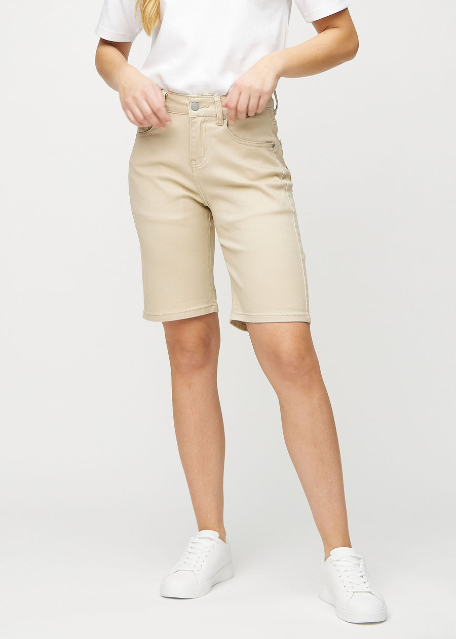 Beige regular middle shorts, model name Gazelles, which go straight down the leg and end just above the knee, seen from the front.