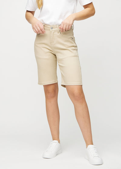 Beige regular middle shorts, model name Gazelles, which go straight down the leg and end just above the knee, seen from the front.