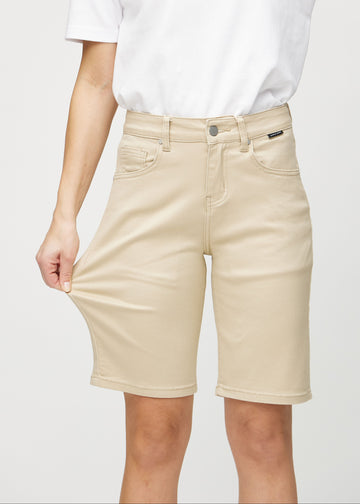 The model stretches the shorts at the thigh to show the stretch.