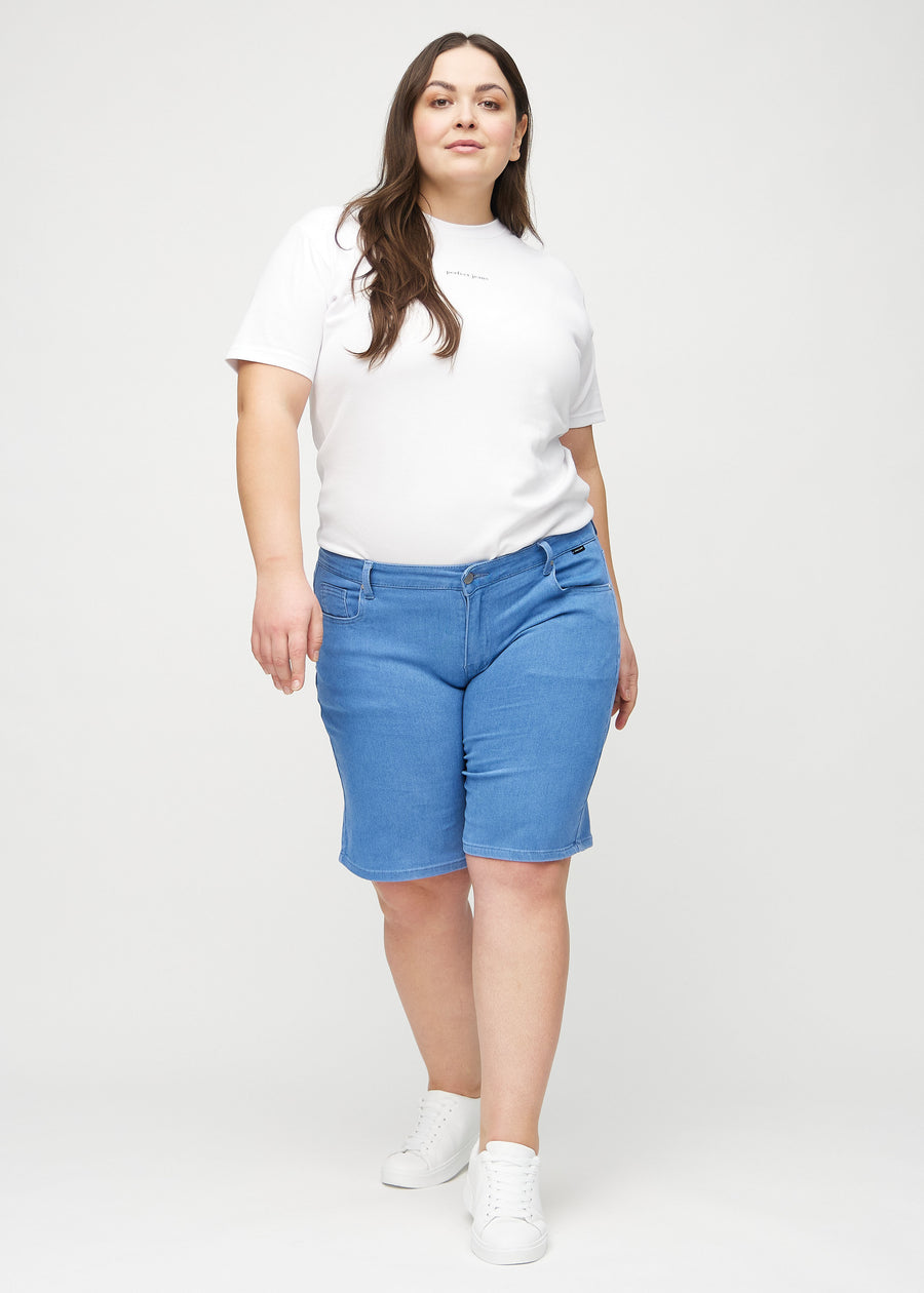 Full image of a plus-size model wearing blue regular middle shorts.