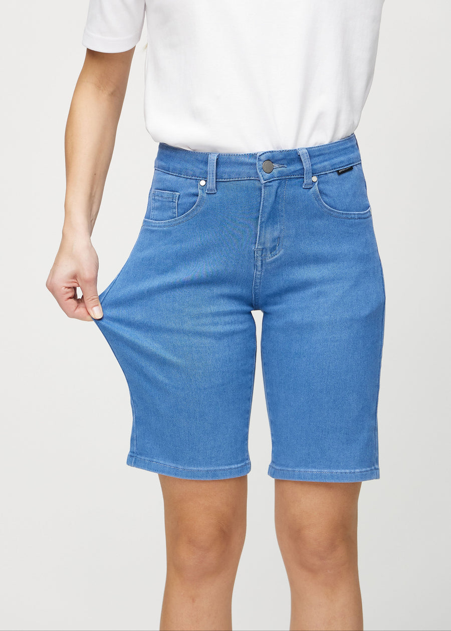 The model stretches the shorts at the thigh to show the stretch.