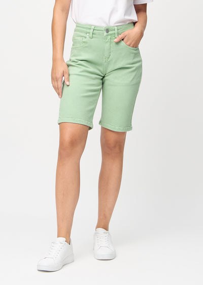 Light green regular middle shorts, model name Mints, which fall straight down the leg and end just above the knee, seen from the front.