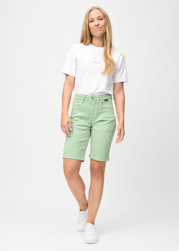 Full image of a model in light green regular middle shorts.