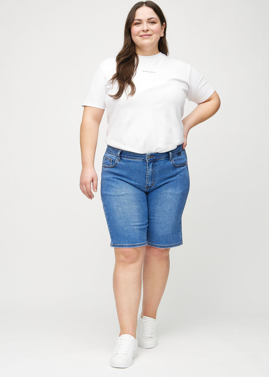 Full image of a plus-size model in denim regular middle shorts.
