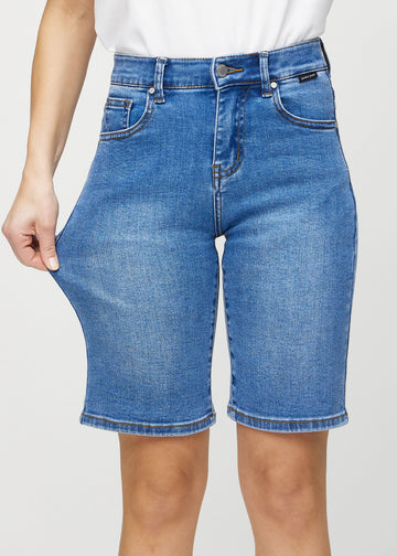 The model stretches the shorts at the thigh to show the stretch.