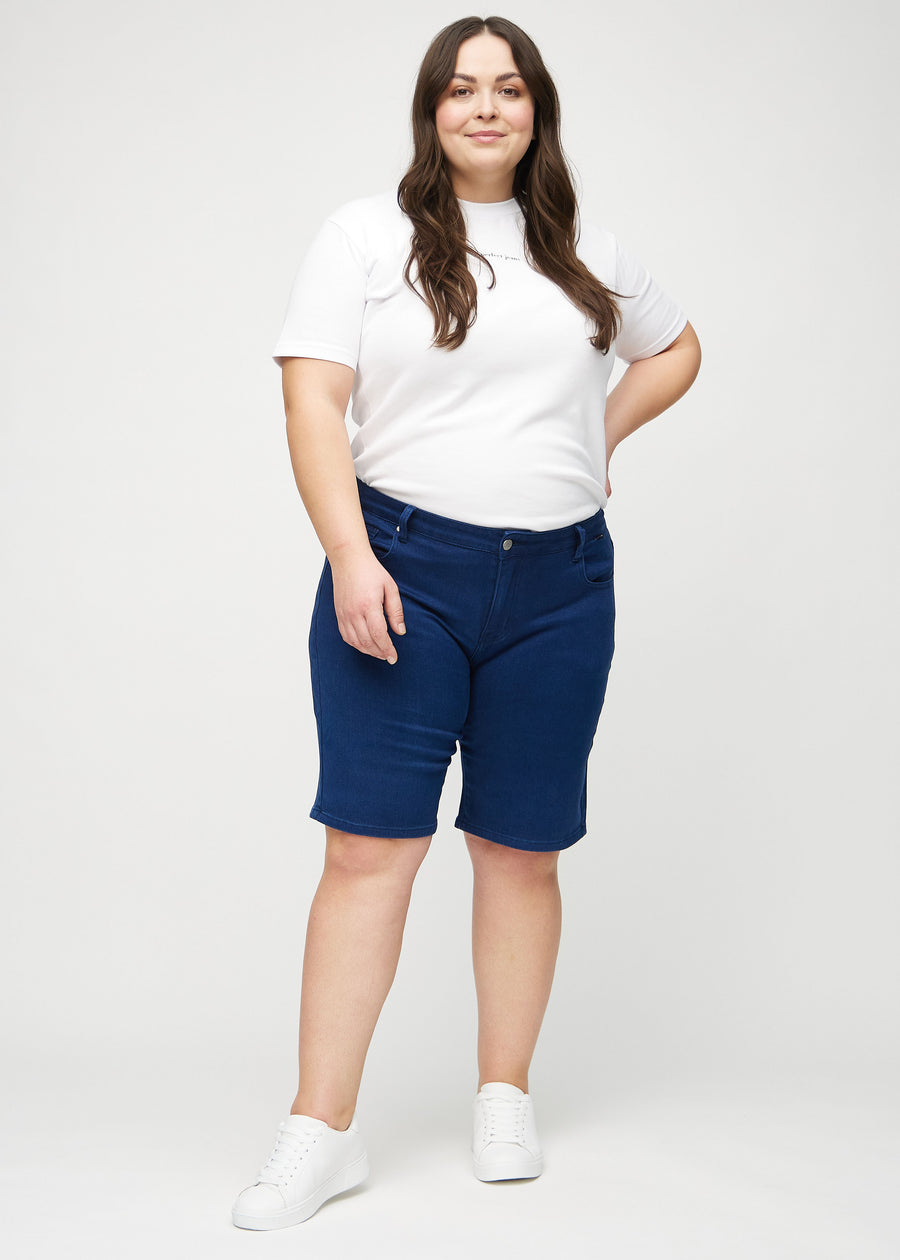 Full image of a plus-size model in dark blue regular middle shorts.