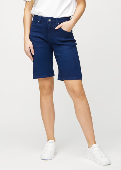 Dark blue regular middle shorts, model name Royals, which fall straight down the leg and end just above the knee, seen from the front.