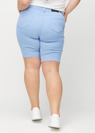 Light blue skinny middle shorts seen from the back on a plus-size model, so the entire product can be seen.