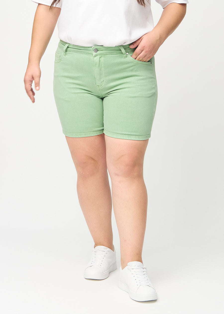 Light green skinny short shorts, model name Mints, which fit tightly and end mid-thigh on a plus-size model, seen from the front.