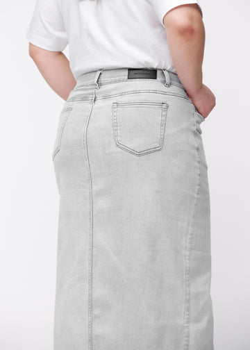 Long light grey denim skirt for women in the color Ashes. Close-up of the back on a plus-size model, showing the fit and details.