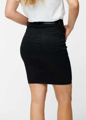 Sort, tætsiddende og knælang jeansnederdel set bagfra tæt på for at vise detaljer.