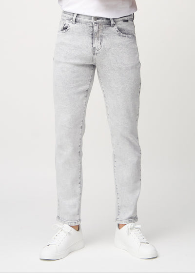 Light grey denim regular jeans, model name Ashes, which goes straight down the leg, seen from the front.