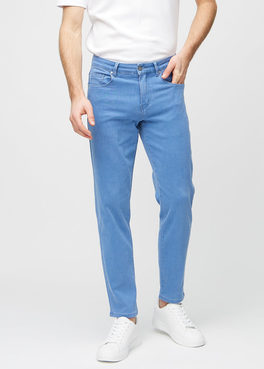 Blue regular jeans, model name Geraniums, which goes straight down the leg, seen from the front.