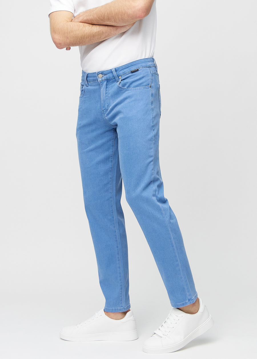 Blue regular jeans seen from the side on a model.