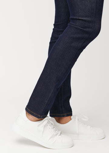 Dyb mørkeblå denim jeans til mænd i farven Midnights med slim pasform set tæt på ved anklerne for at vise den smalle afslutning.