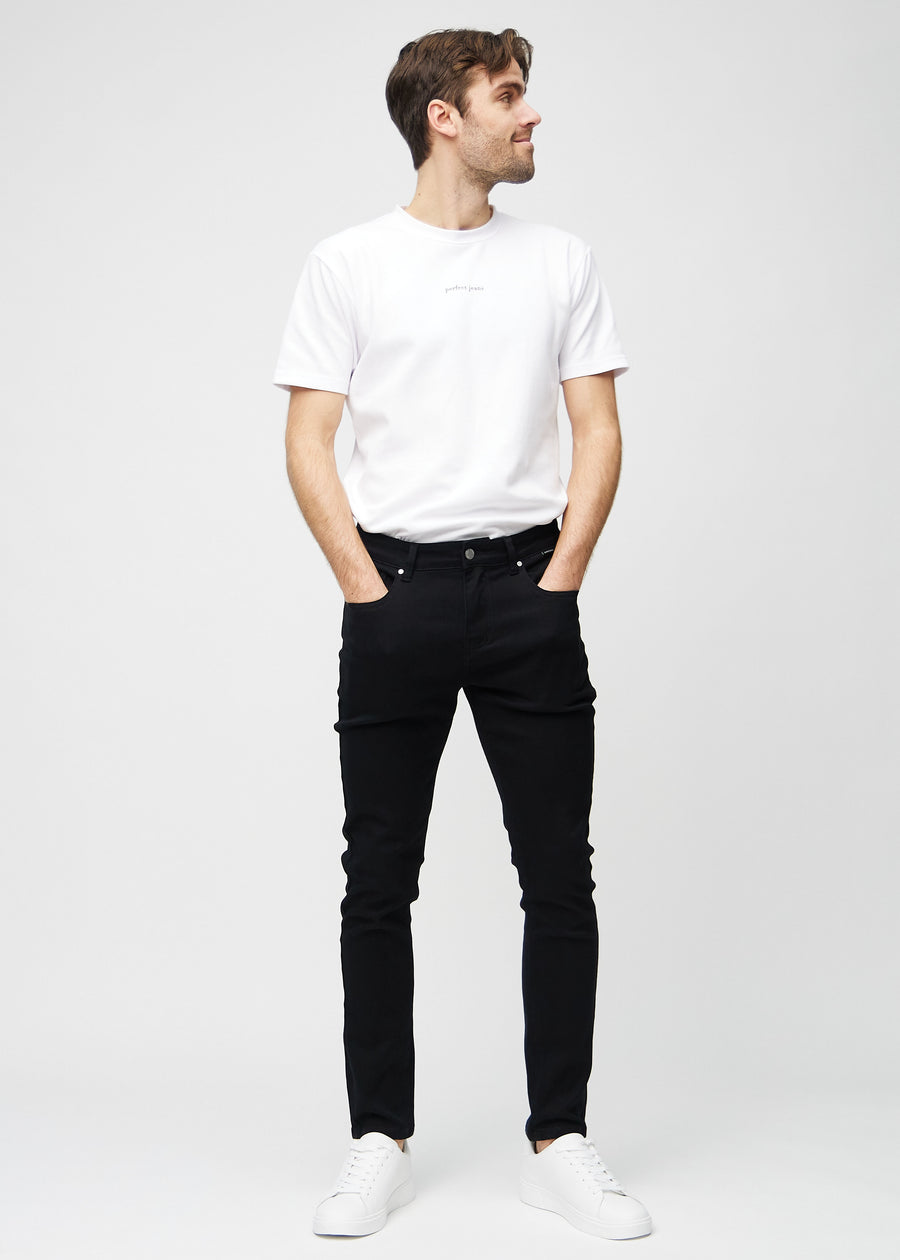 Fuldt billede af model i sorte slim jeans.