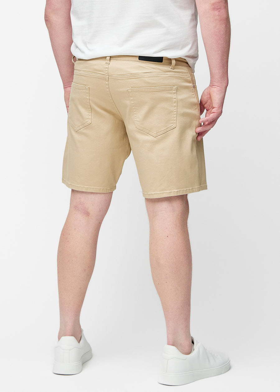 Beige shorts for men in the colour Gazelles seen from the back on a plus-size model.