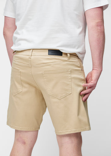 Beige shorts for men in the colour Gazelles seen from the back close up on a plus-size model.