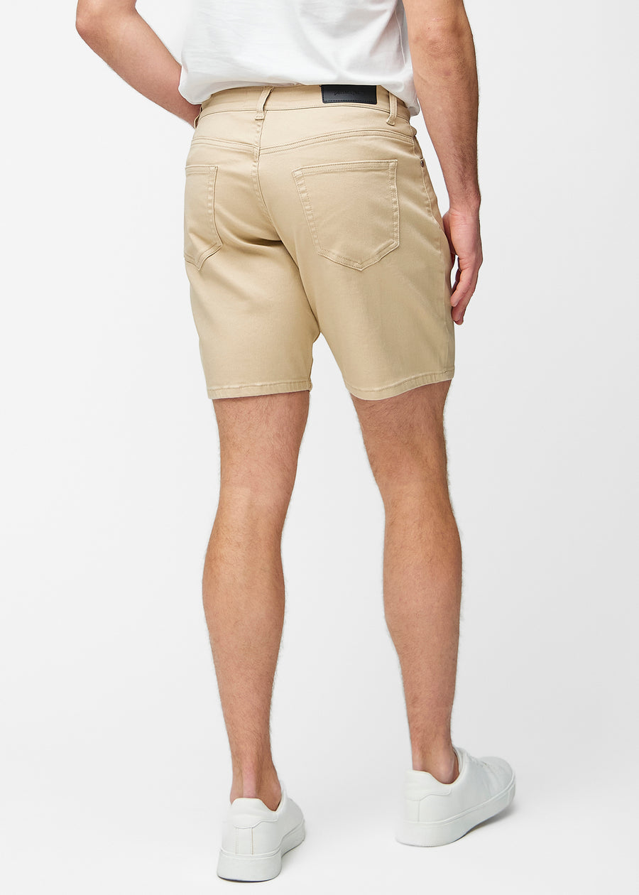 Beige shorts for men in the colour Gazelles seen from the back, showing the length just above the knee.