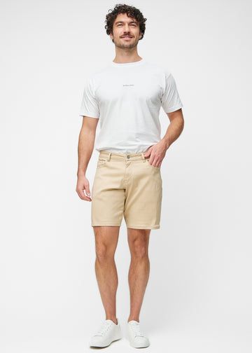 Full image of a model wearing beige shorts for men in the colour Gazelles with a regular fit.